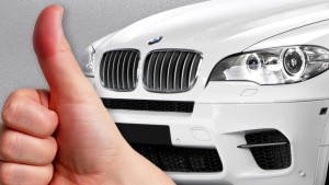 BMW 문에 엄지손가락을 세게 부딪힌 남성, 약 200만 달러 받아