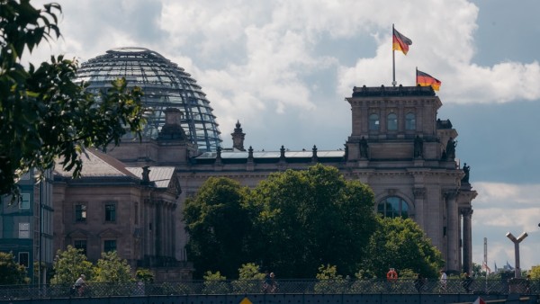 트럼프와의 관계가 깊어지자 독일 극우 활동가가 미국에 망명을 신청