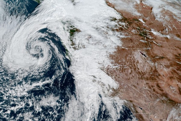 대기 강이 흠뻑 젖어 화상을 입은 로스앤젤레스를 위협함에 따라 대피 경고 발령