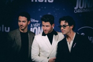 보세요: 조나스 브라더스(Jonas Brothers)가 뉴욕에서 크리스마스 영화 개봉을 축하했습니다