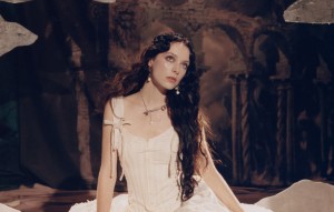 Holly Humberstone이 Dracula에서 영감을 받은 새 싱글 