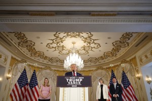 트럼프는 YouTube를 그의 볼룸 ||    약 2 개월 전, 도널드 트럼프를 개인적으로 대표하는 많은 변호사 중 한 명인 존 P. 코일 (John P. Coale)은 마르-라고 (Mar-A-Lago)의 여러 알파벳 경영진, 중재자 및 변호사와 함께 고객과 함께 만났습니다. 그들은 모두 Palatial Florida Estate에서 멋진 하루를 보냈고, Trump는 Google에 대해 기소되는 독점 금지 사건 이외의 것에 대해 이야기하면서 점심을 먹었습니다.  코일은 그 문제를 깨지지 않기를 원했다. 다른 사람이 독점 금지 사건의 주제를 감상 할 때마다 