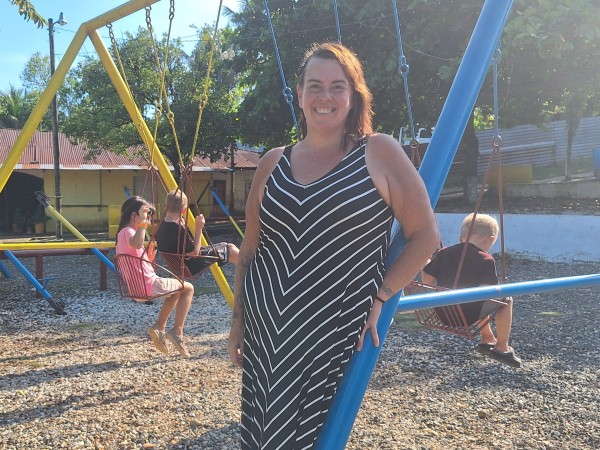 저는 4명의 아이들을 홈스쿨링하고 있습니다. 일할 수 있도록 고용한 유모의 도움 없이는 할 수 없었습니다.